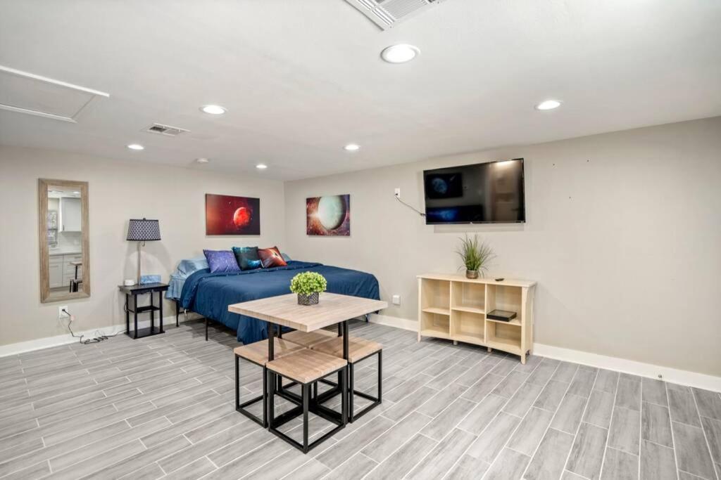 Cosmic Studio At North Downtown Villa Houston Kültér fotó